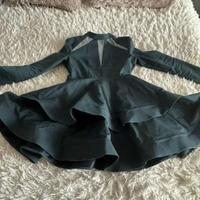 Abito elegante nero con schiena scoperta e gonna a