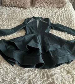 Abito elegante nero con schiena scoperta e gonna a