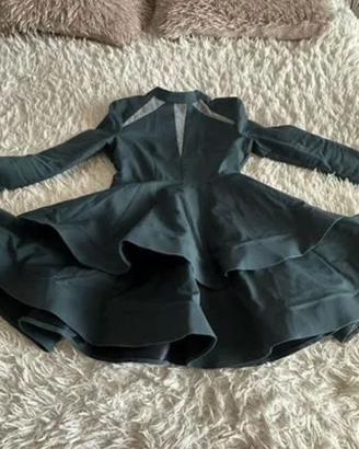 Abito elegante nero con schiena scoperta e gonna a