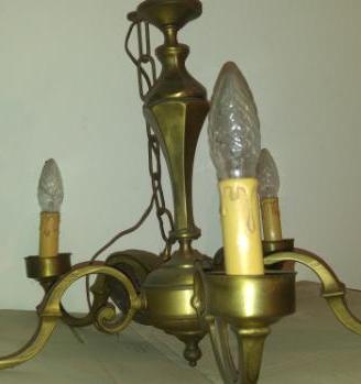 Vecchi lampadari in ottone