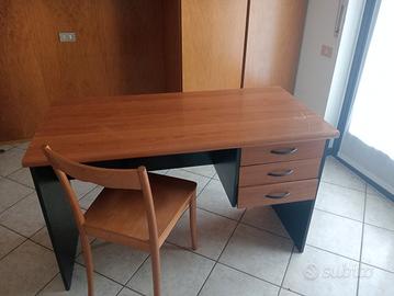 scrivania in legno con sedia 