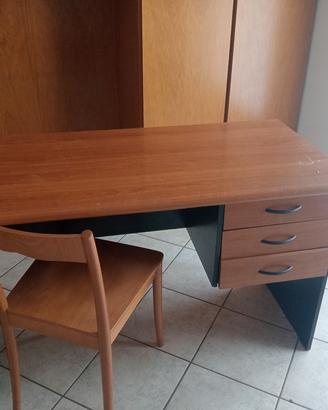 scrivania in legno con sedia 