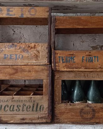 Antiche cassette di acqua