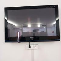 Televisore Samsung e 7 computer con monitor