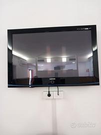 Televisore Samsung e 7 computer con monitor