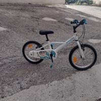 bici con rotelle in dotazione