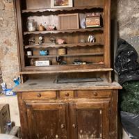 Credenza con piattaia