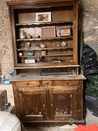 Credenza con piattaia