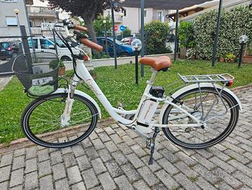 Bicicletta elettrica da città 