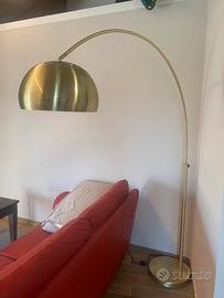 Lampada design curva con piantone