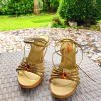 Sandali dorati con tacco e zeppa in legno
