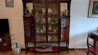 Vetrina Tavolo e sedie di antiquariato