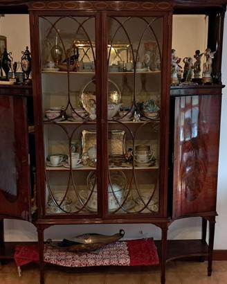 Vetrina Tavolo e sedie di antiquariato