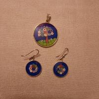 ciondolo e orecchini