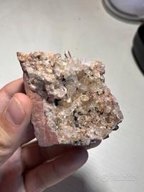 quarzo ialino con cristalli trasparenti su diaspro