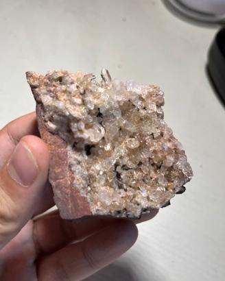 quarzo ialino con cristalli trasparenti su diaspro