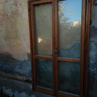 porta in legno con vetri