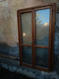porta in legno con vetri