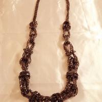 Collana in metallo intrecciato a nodi color bronzo