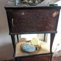 Due comodini d'epoca in legno con top in vetro