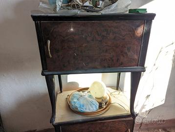 Due comodini d'epoca in legno con top in vetro