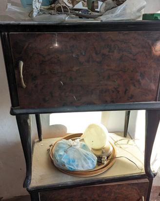 Due comodini d'epoca in legno con top in vetro