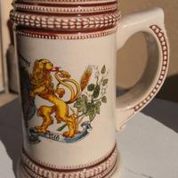 Boccale di birra in ceramica. Con disegno di leoni
