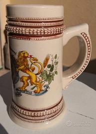 Boccale di birra in ceramica. Con disegno di leoni