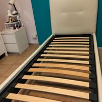 Letto in simil pelle bianca