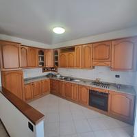 cucina in legno con elettrodomestici