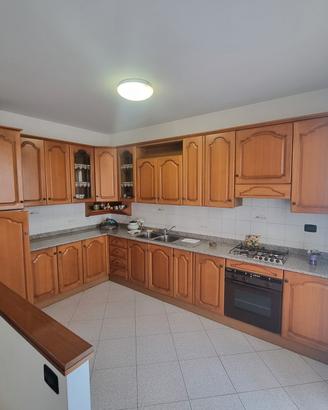 cucina in legno con elettrodomestici funzionanti