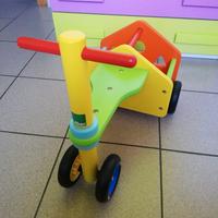 Triciclo in legno colorato