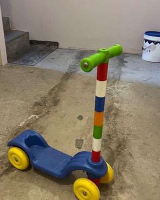 Monopattino arcobaleno multicolore per bambini