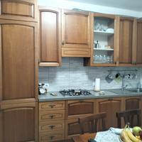cucina con elettrodomestici 