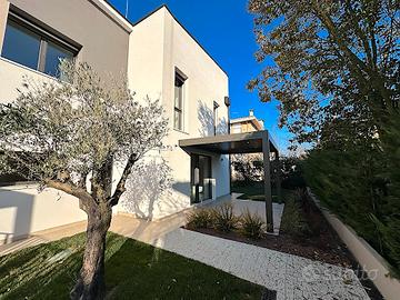 Trifamiliare d'angolo in A4 in centro Mogliano