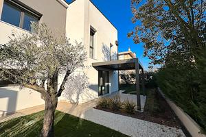 Trifamiliare d'angolo in A4 in centro Mogliano