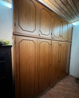 Grande armadio in legno – molto capiente