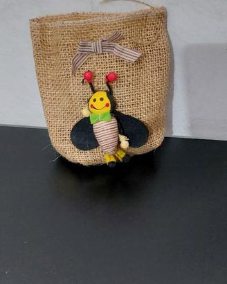 sacchetto in juta con decorazione ape