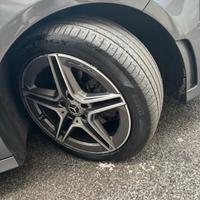 cerchi completi originali con gomme Pirelli.