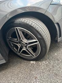 cerchi completi originali con gomme Pirelli.