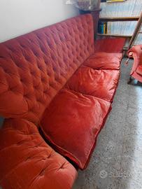 divano  e due poltrone stile Chesterfield