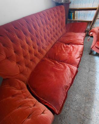 divano  e due poltrone stile Chesterfield