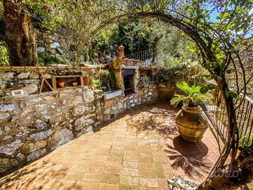 Rustico / Casale di 120 m² con 5 locali a Camaiore