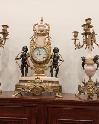 Orologio e candelabri 