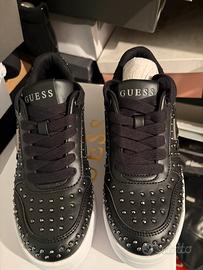 Sneakers Guess con piccole borchiette