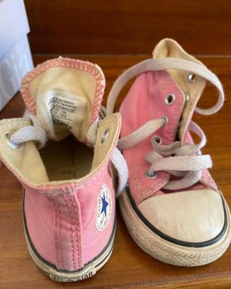 Due paia di scarpe numero 21 All Star e Toms