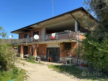 Appartamento in villa con corte e terreno