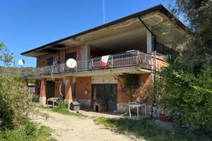 Appartamento in villa con corte e terreno