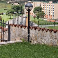 Lampione da giardino cilindrico.