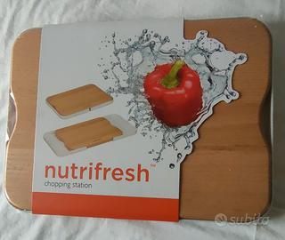 tagliere in legno con vassoi 